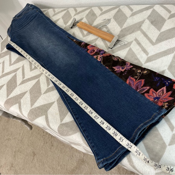 Driftwood Women's Farrah Flora Embroidered Flare Jeans dark Wash size 30 - Picture 12 of 12